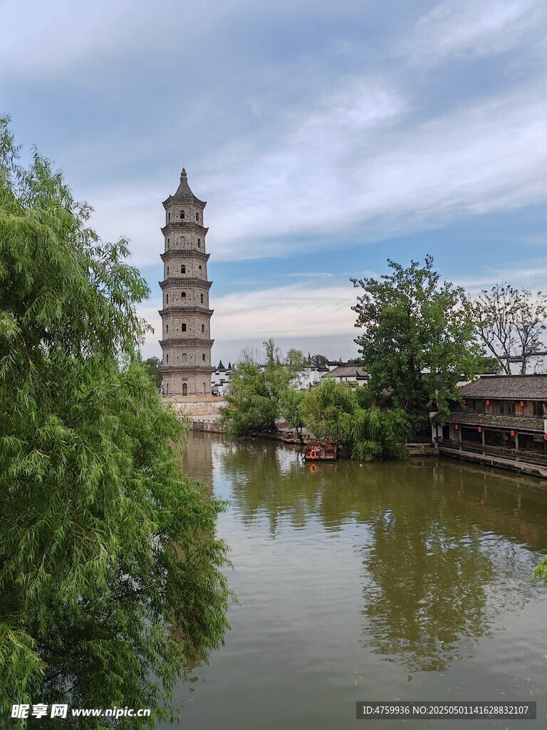 河畔古塔風景秀麗