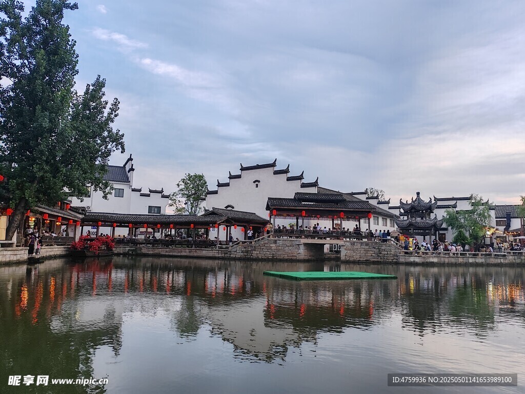 江南水鄉(xiāng)湖畔古建筑美景
