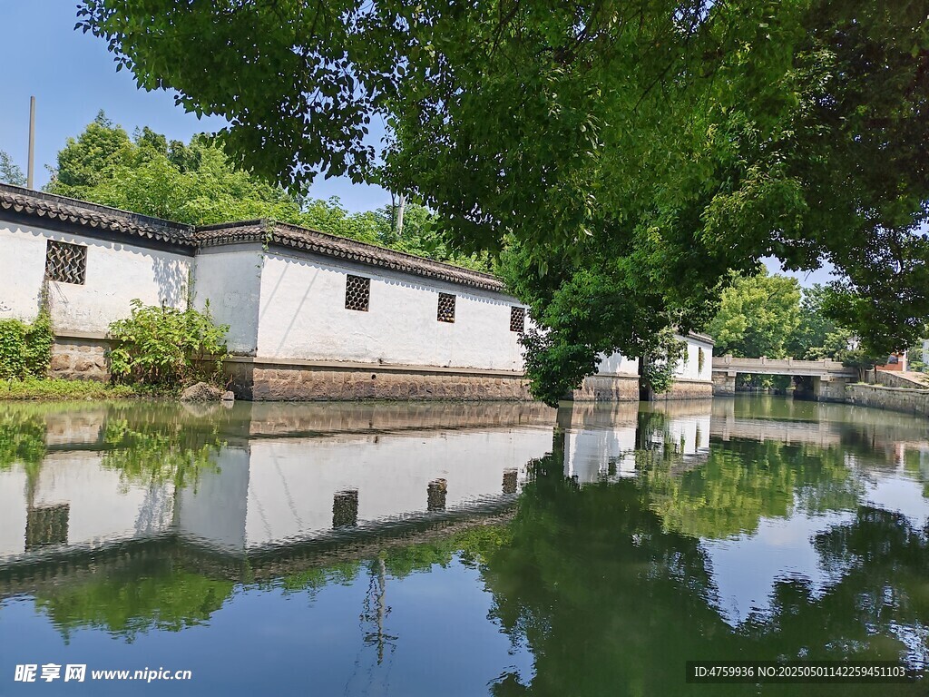 水鄉白墻建筑倒影美景