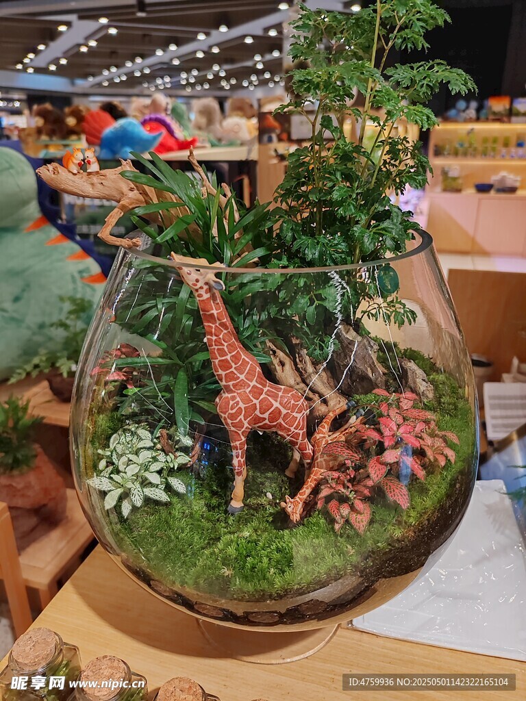 玻璃球內的長頸鹿微景觀
