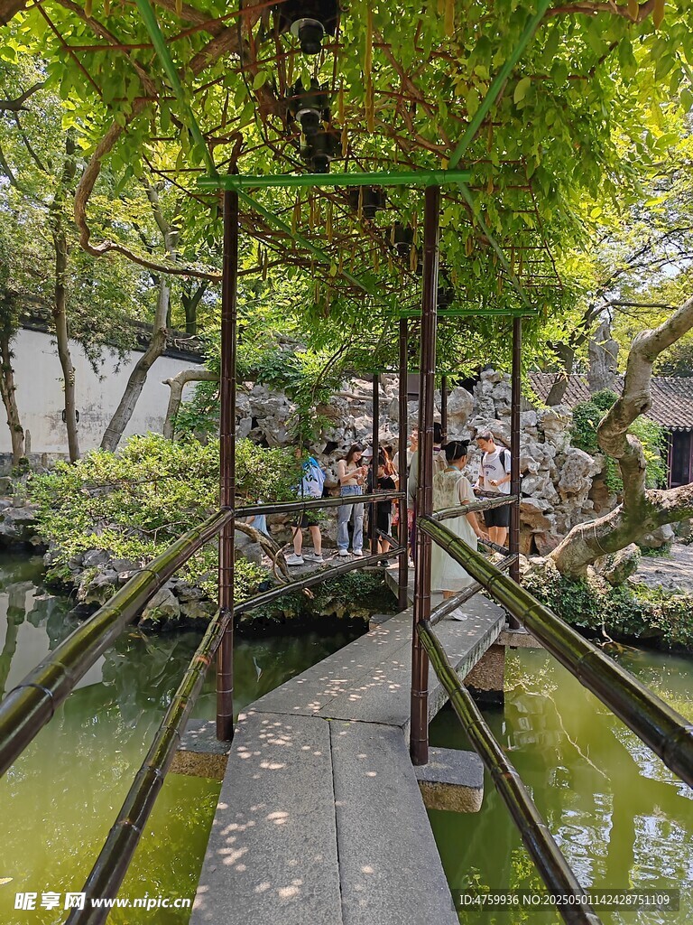 日式園林中的清幽木橋小徑