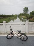 路邊停放的兒童自行車