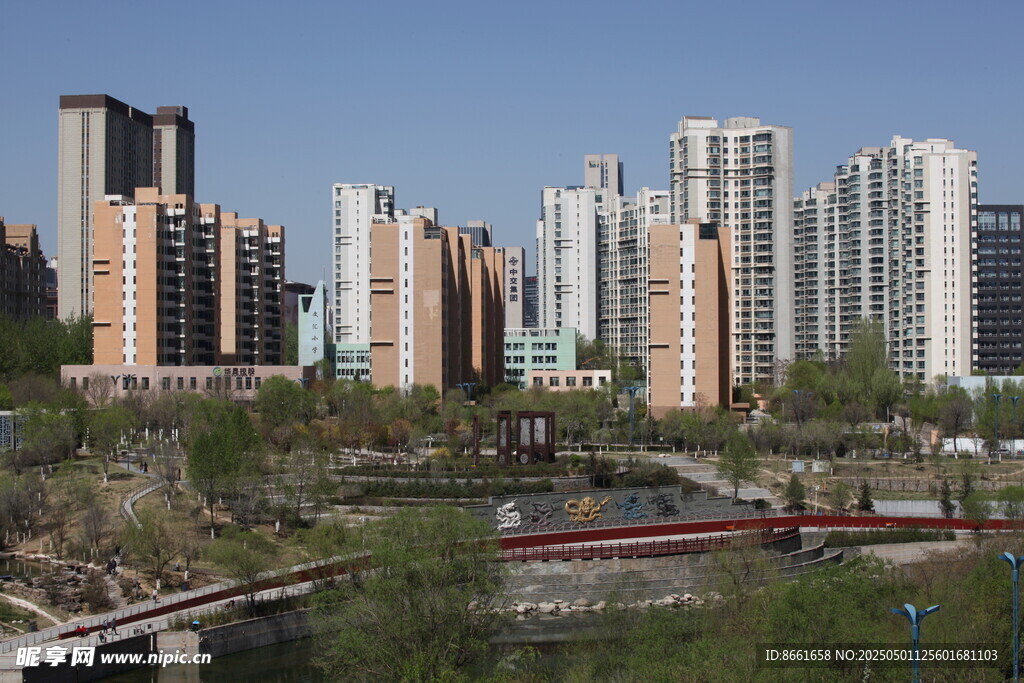 城市高樓與河畔景觀