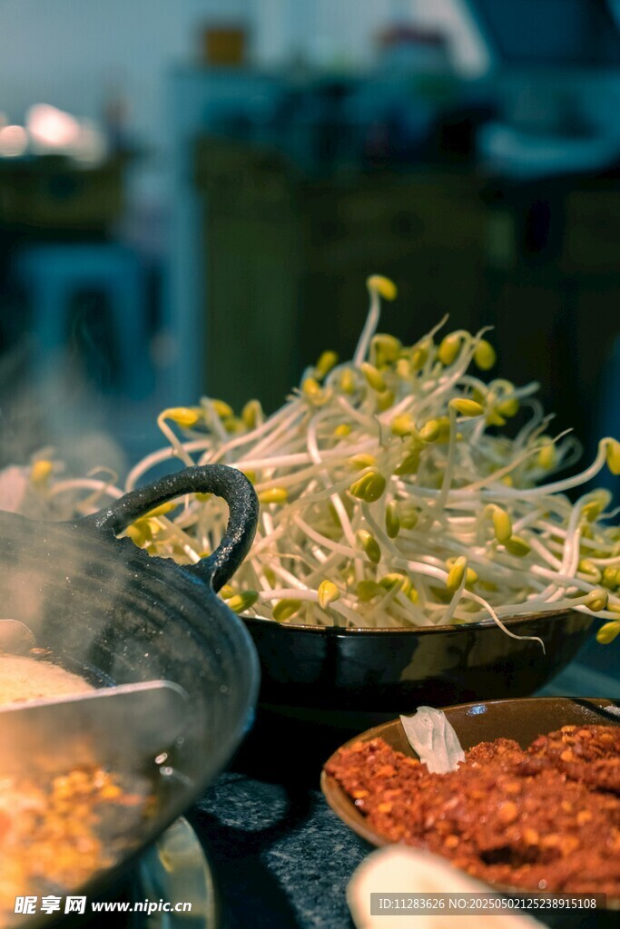 自助美食臺(tái)上的多樣菜品