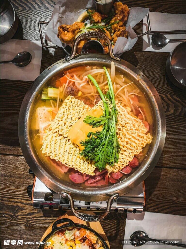 美味火鍋熱氣騰騰上桌啦
