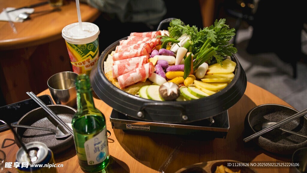 豐盛日式壽喜鍋美食場景