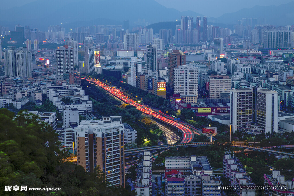 城市夜景中的璀璨車流