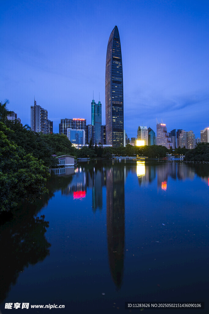 深圳地標夜景倒映湖面