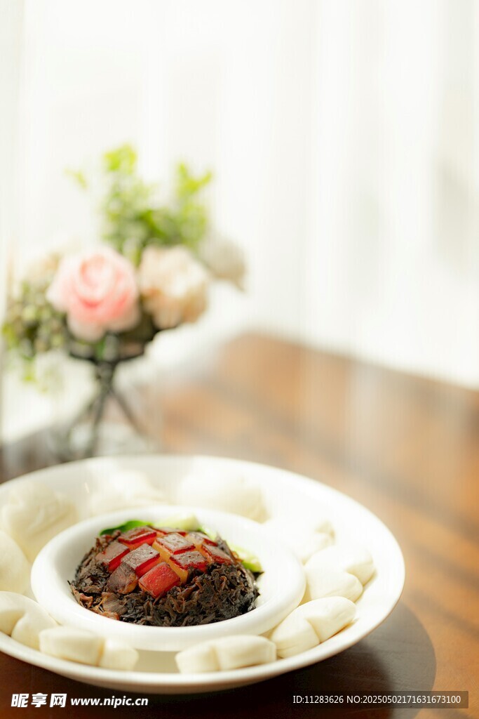 精致盤中美食與花卉點綴