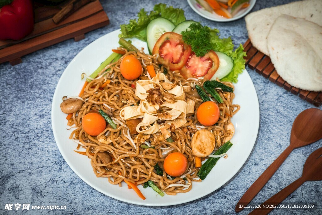 美味炒面配多樣食材