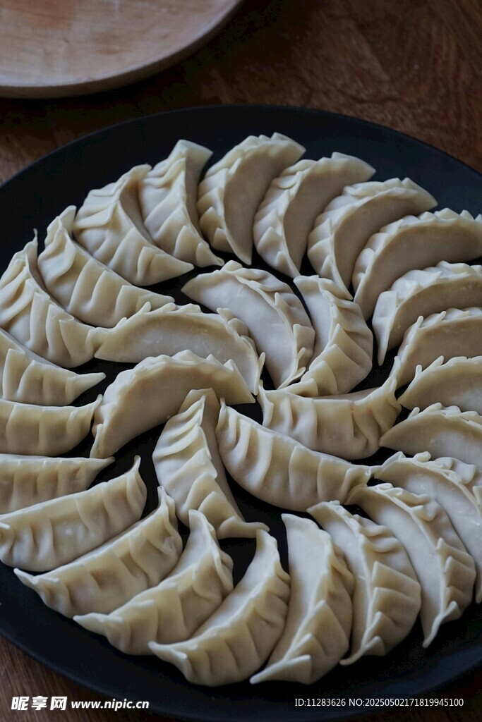 一盤精致的手工餃子