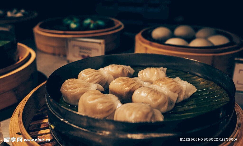 美味蒸餃擺放在蒸籠中