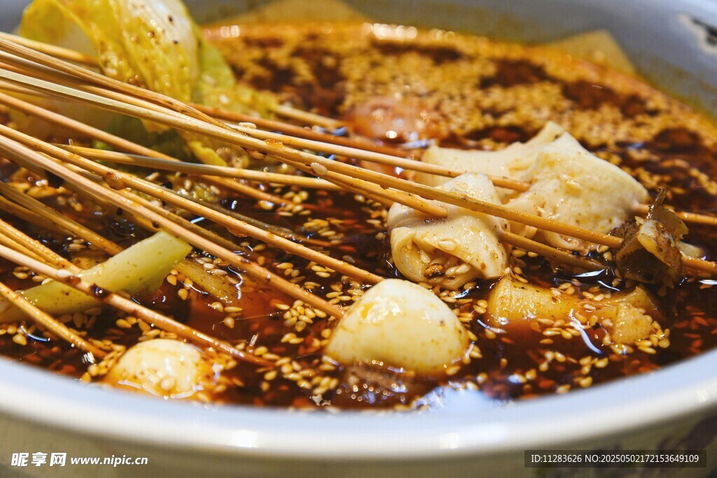 美味串串香誘人鍋中煮