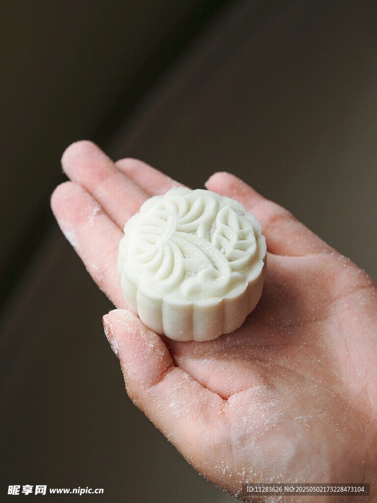 手中精致月餅