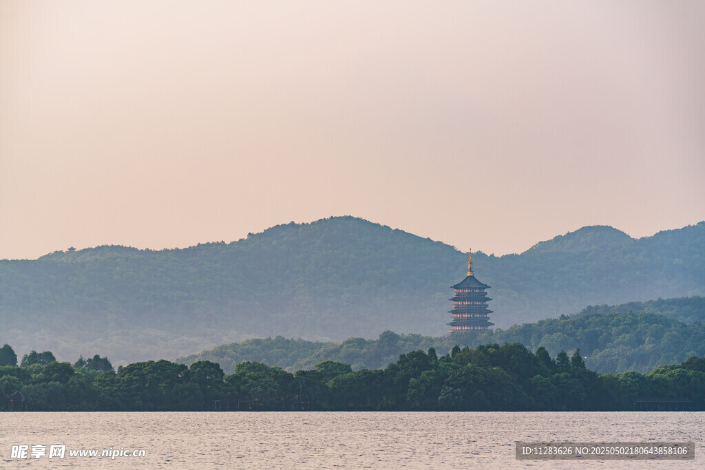 西湖邊的寶塔與遠山景色