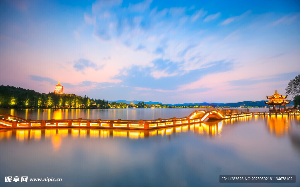 湖畔夜景