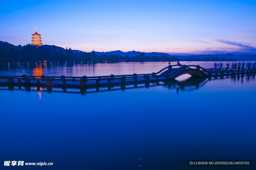 湖畔棧橋夜景 靜謐美好
