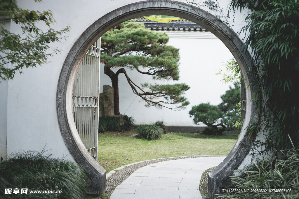 中式圓門庭院景致