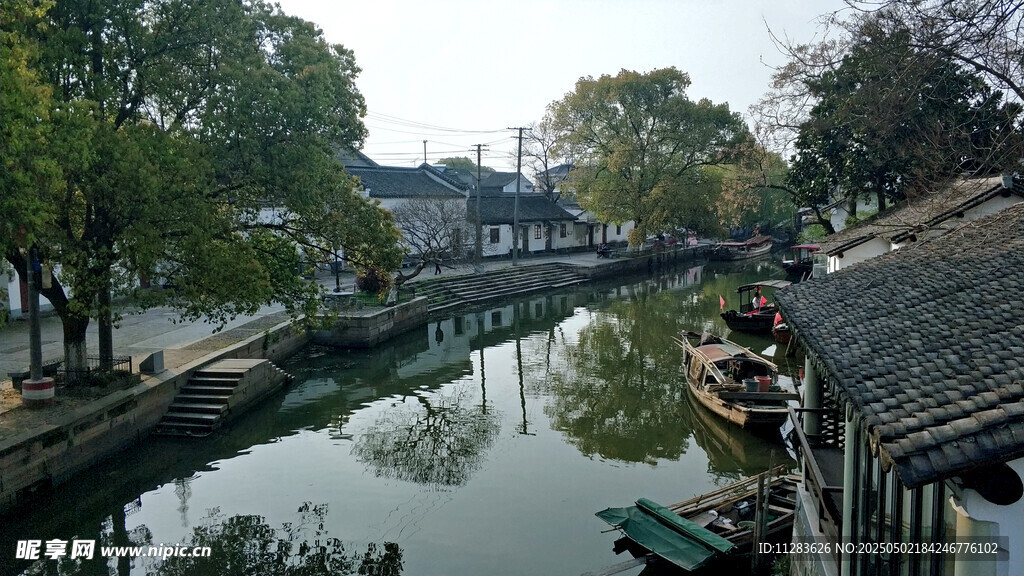 江南水鄉河道風景圖