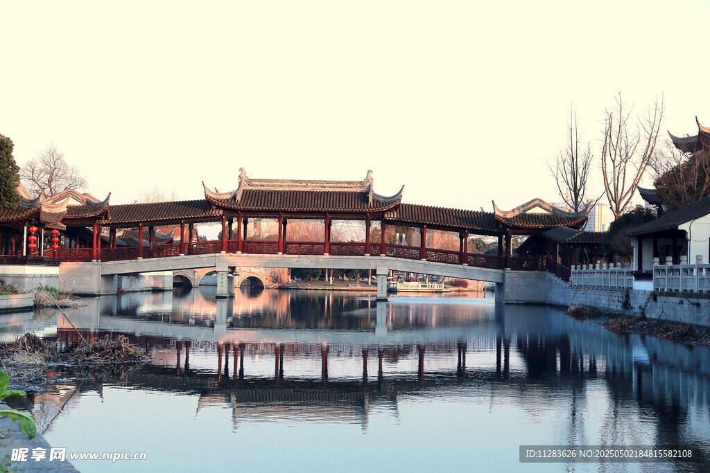 中式古橋映于平靜湖面