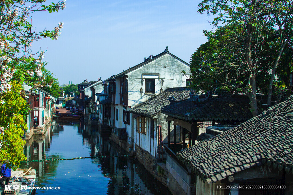 江南水鄉(xiāng)古宅沿河景致