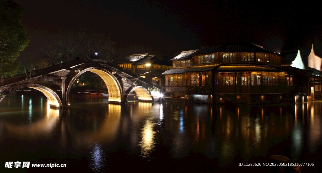夜晚河畔拱橋的璀璨景致