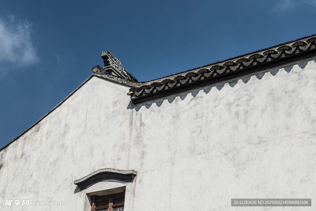白墻黛瓦古建筑一角