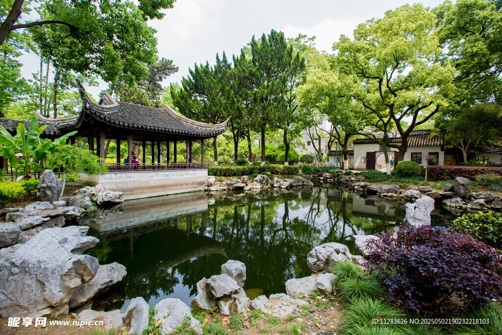 中式園林池塘景致