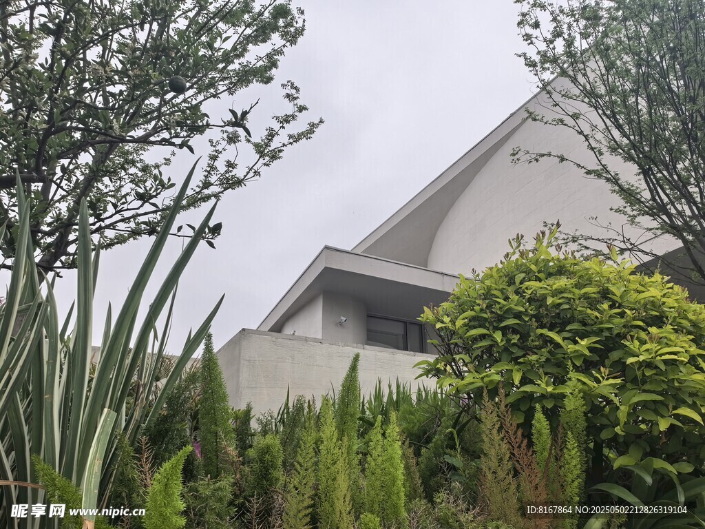 庭院綠植環(huán)繞的現(xiàn)代建筑