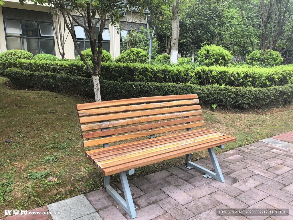 戶外木質(zhì)長椅靜置于綠地