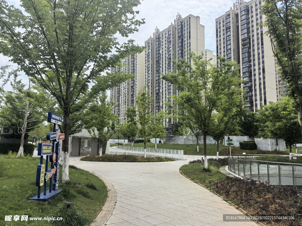 城市公園中的休閑步道景觀