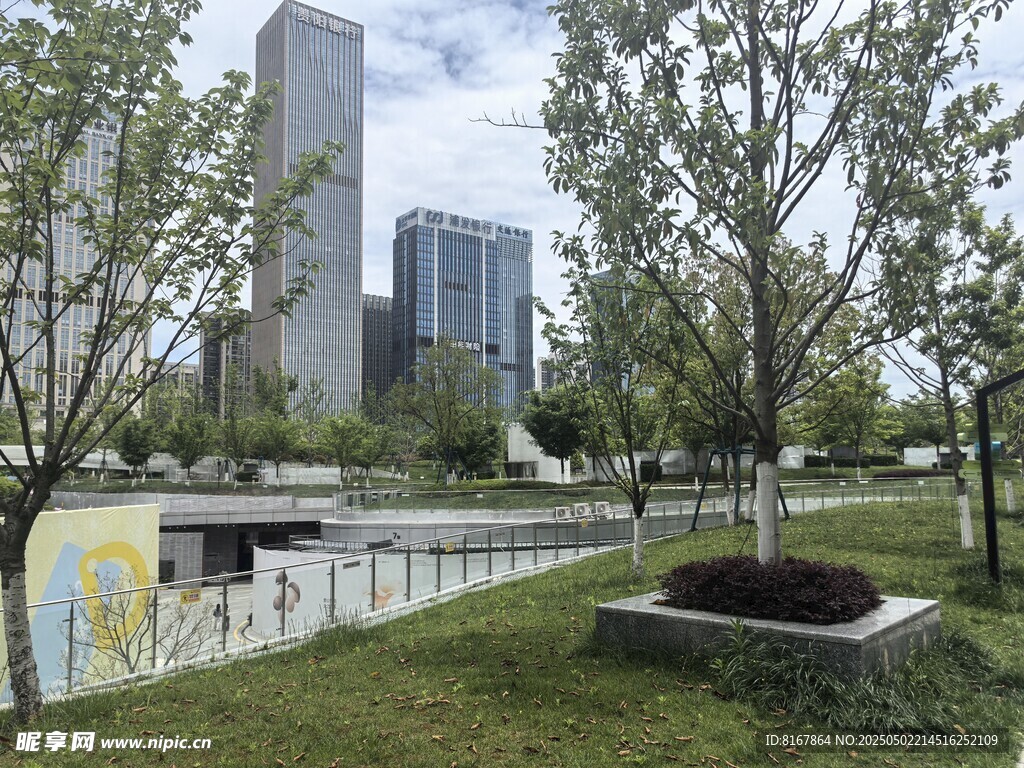 城市公園中的現(xiàn)代建筑景觀