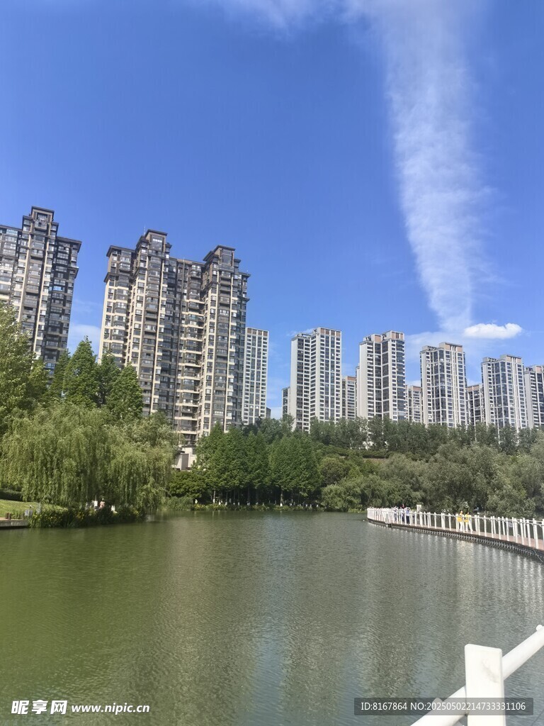 湖畔高樓美景