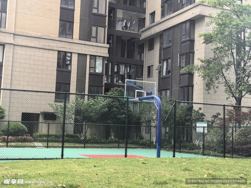 小區(qū)內(nèi)的籃球場地景觀