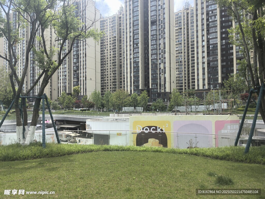 城市公園旁的現(xiàn)代住宅區(qū)