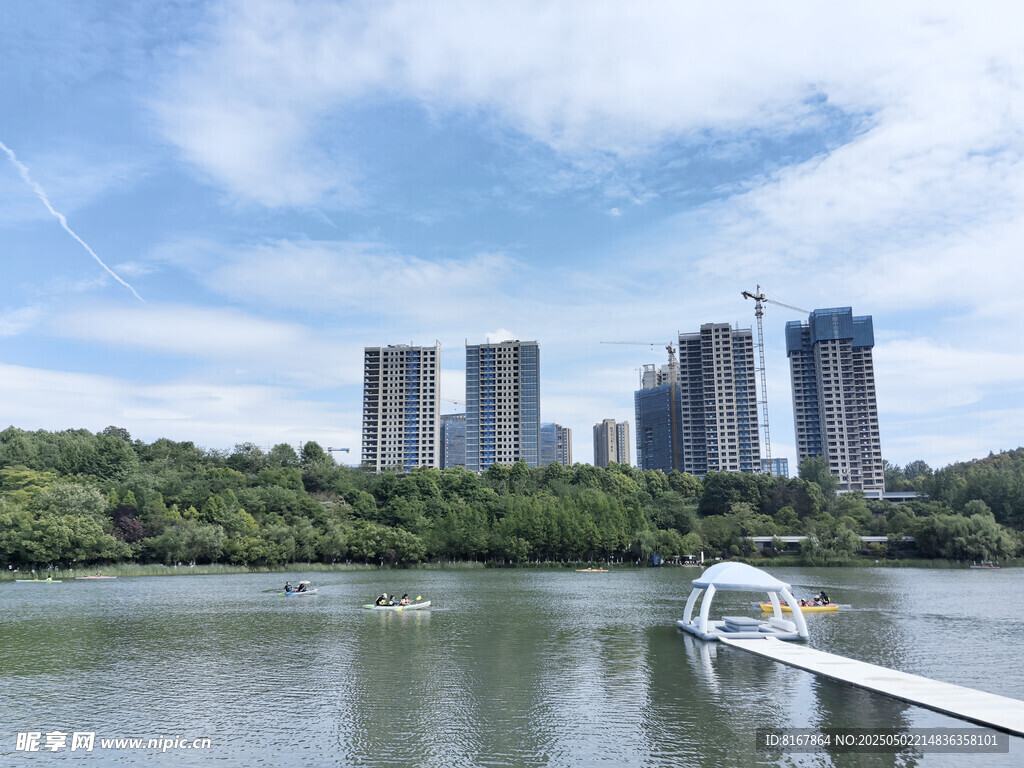 湖畔城市風光