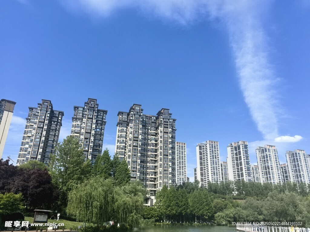 河畔高樓林立的城市風景