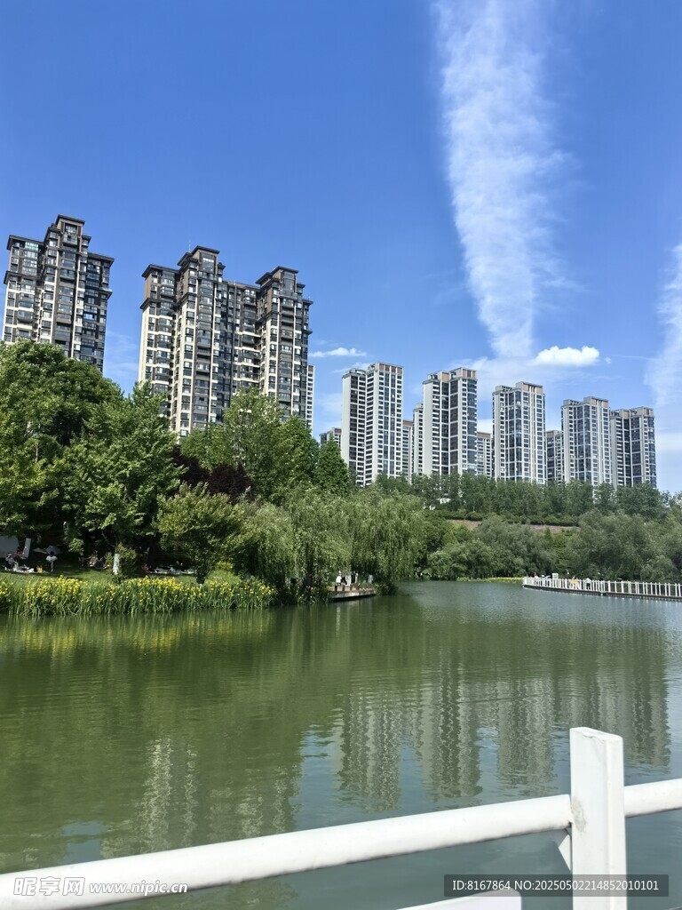湖畔高樓美景