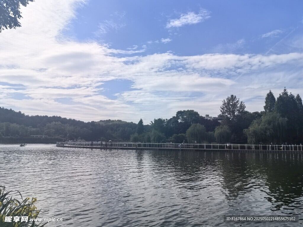 寧靜湖畔風光