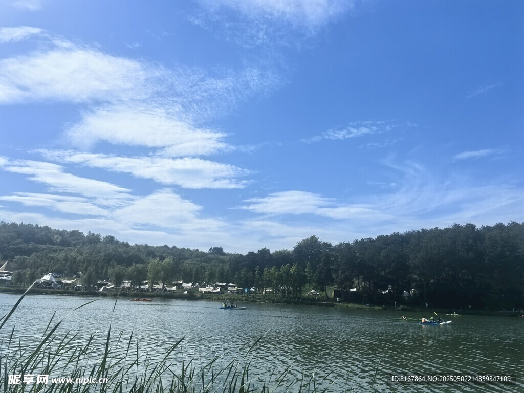 湖畔藍天美景