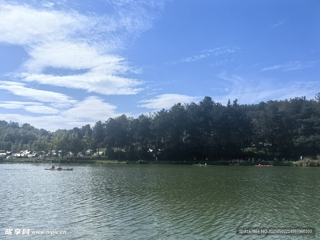 寧靜湖畔風光