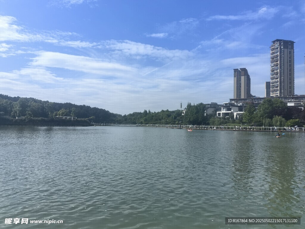 湖畔高樓美景