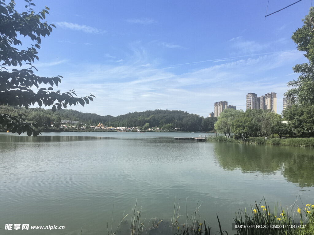 寧靜湖畔風光