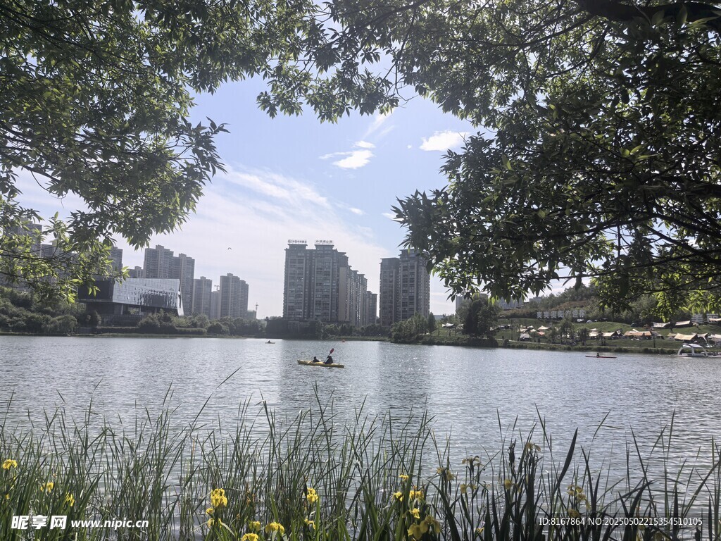 湖畔城市風光與自然景致