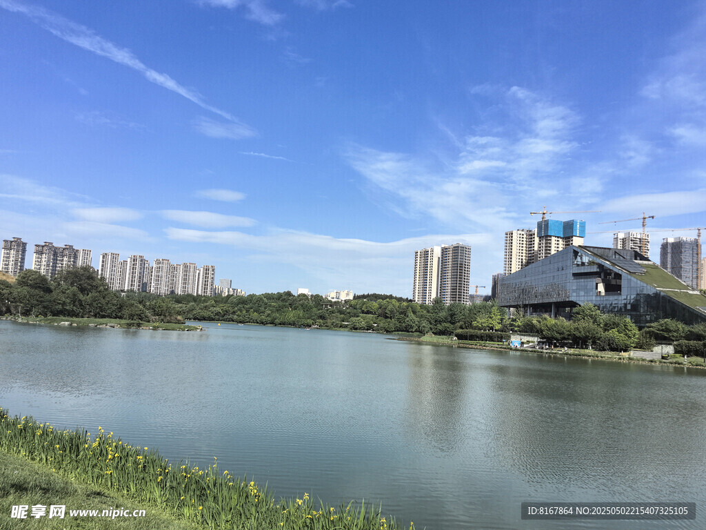 城市湖畔風光美景