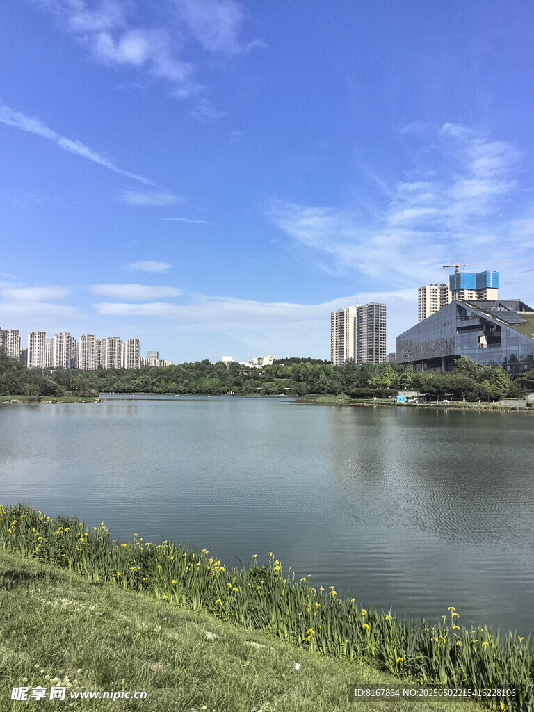 湖畔城市風光美景