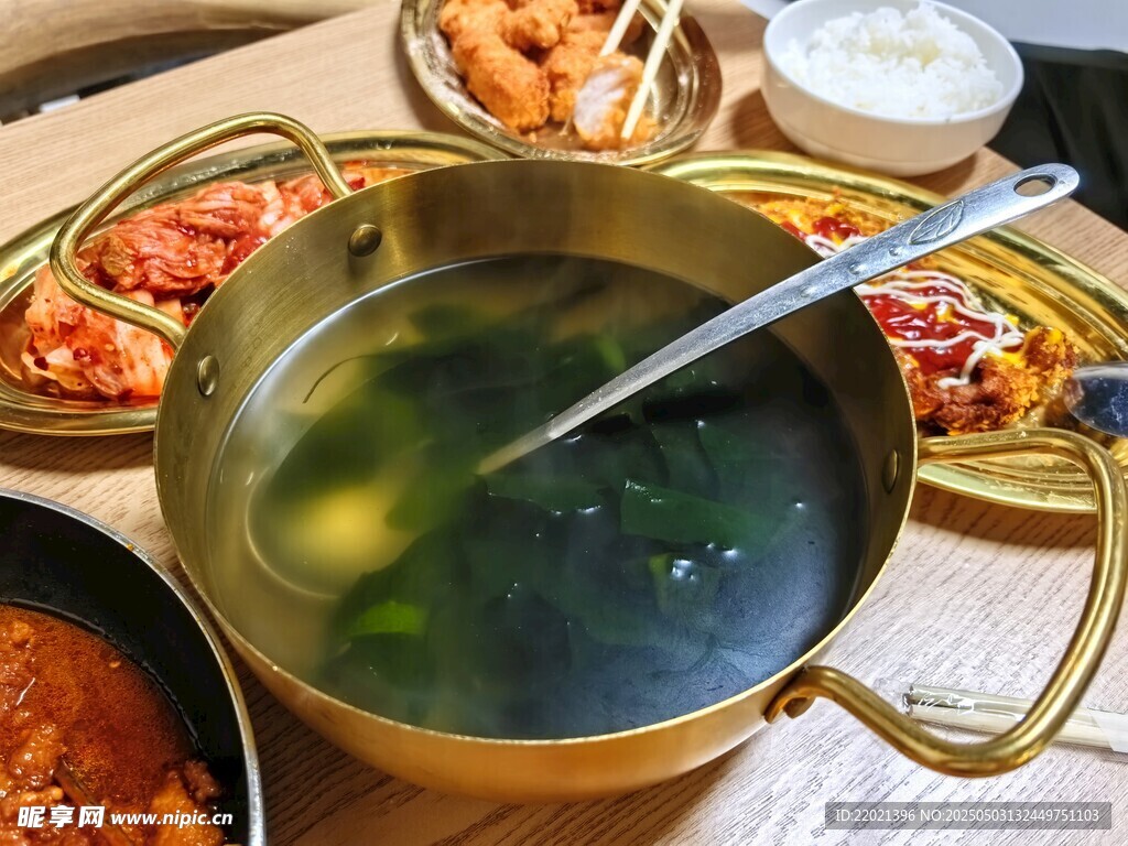 金色湯鍋盛著海帶湯