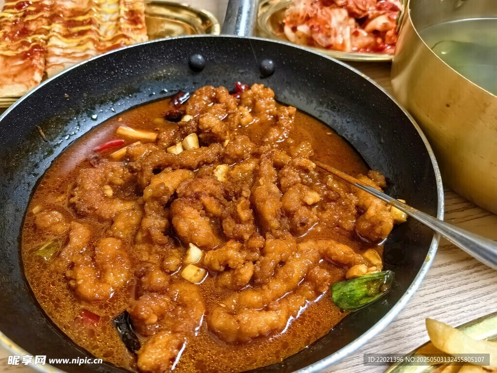 美味鍋中炒雞肉