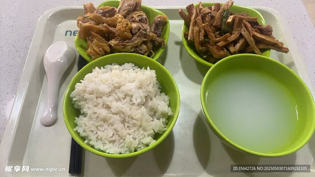 雙菜配米飯的簡約餐食