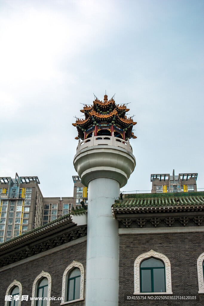 中式塔樓立于現(xiàn)代建筑旁